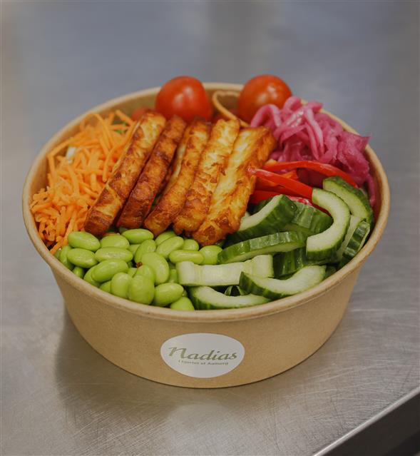 Salad bowl med fried halloumi