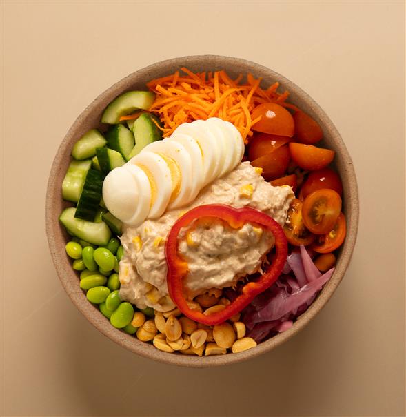 Saladbowl med tunsalat og æg